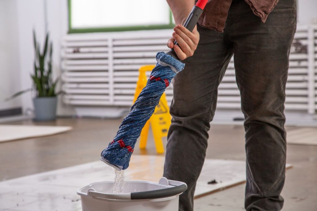 hand squeezing wet mop