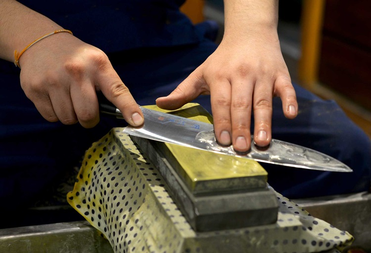 man cleaning a knife 