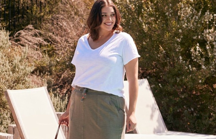 woman wearing skirt and white shirt